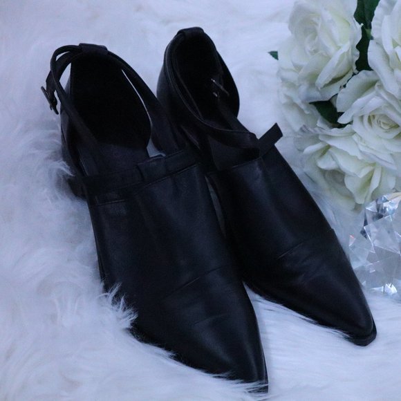 BUCKLED SANDAL - Picture 1 of 2